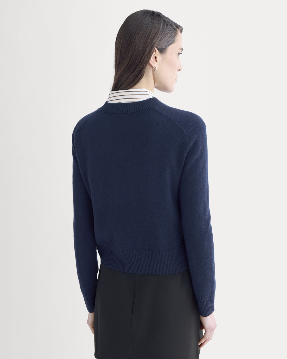 Cashmere Cropped High-V Sweater | Navy - Image 5
