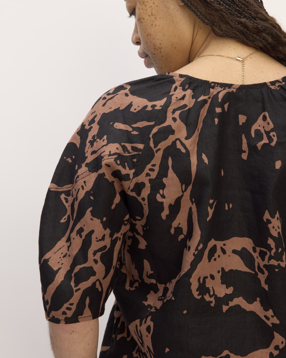 The Scoop Top in Linen | Carob Brown Abstract - Image 5