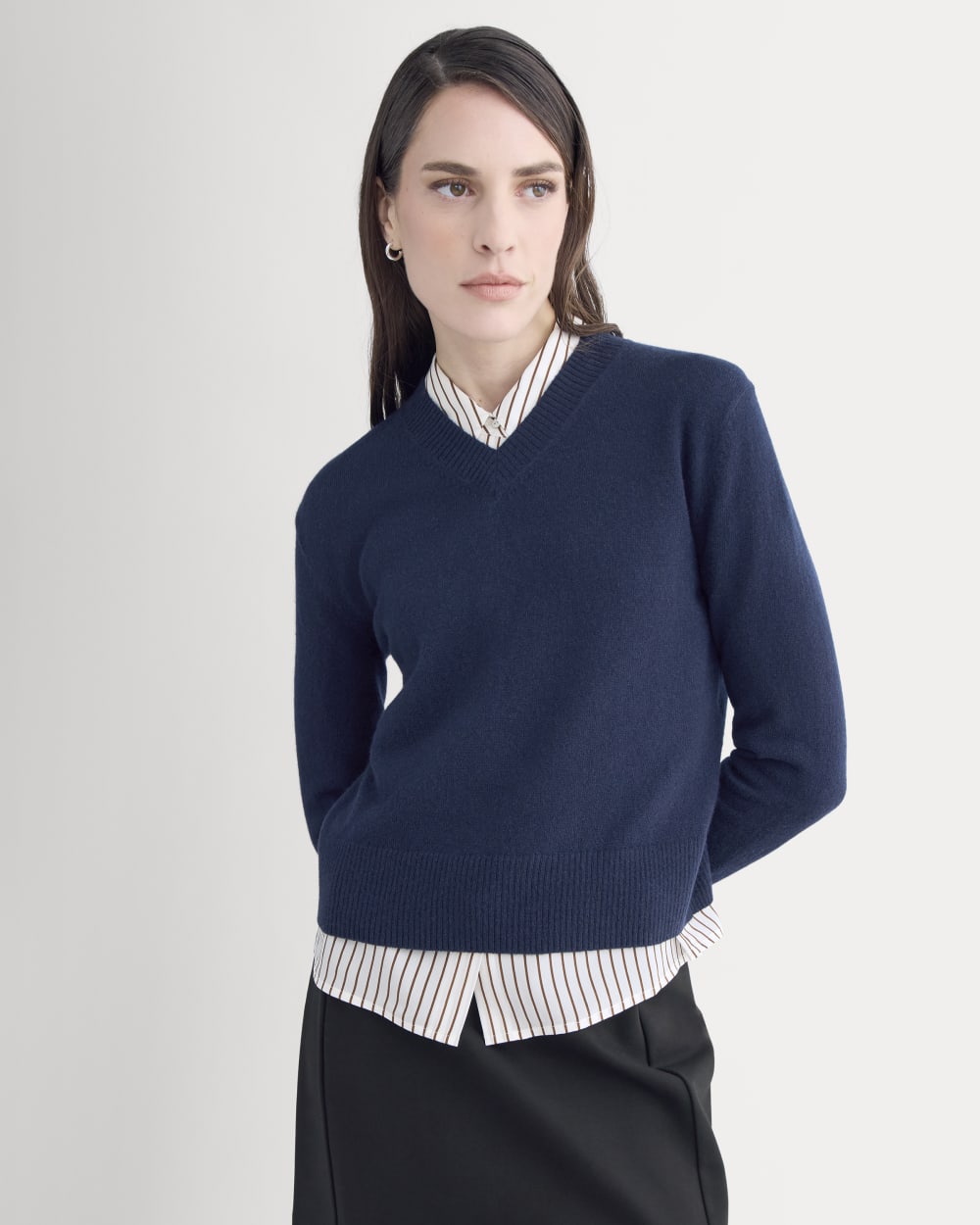 Cashmere Cropped High-V Sweater | Navy - Image 4