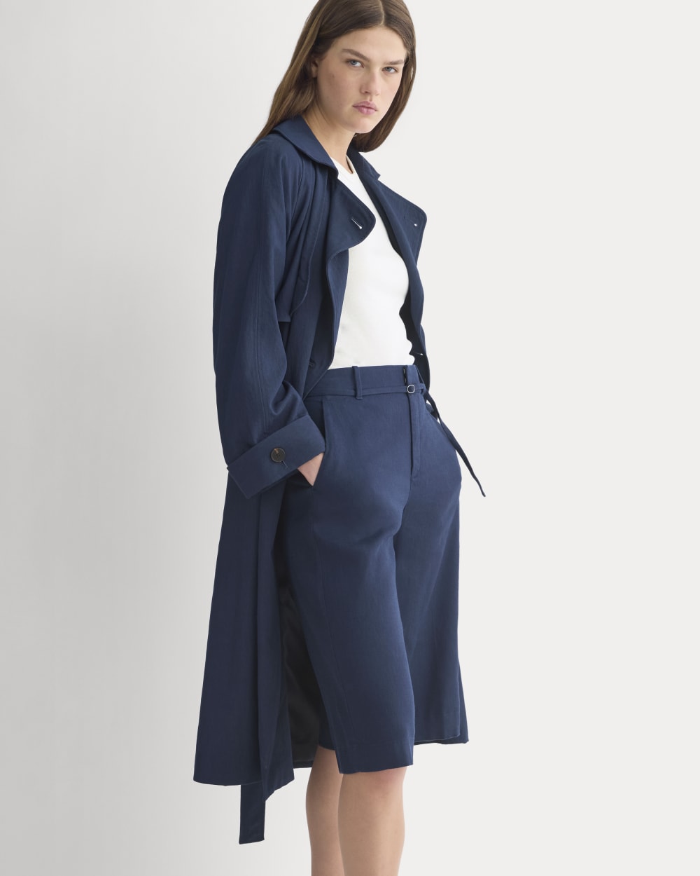 Long Tailored Short in Stretch Linen | Navy - Image 4