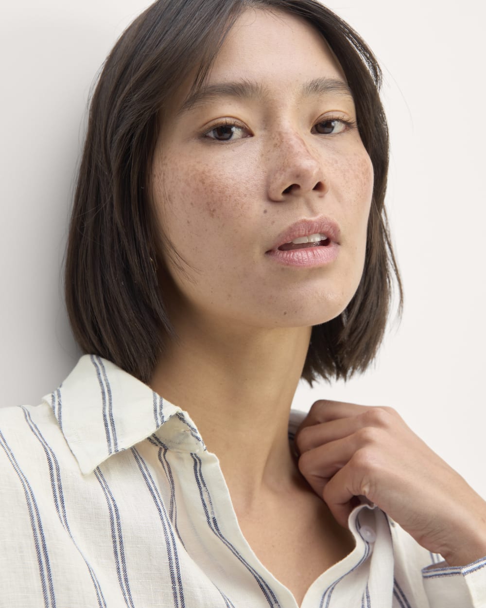 The Boyfriend Shirt in Linen | Bone/Navy - Image 4