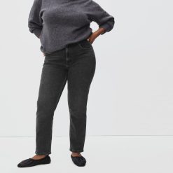 Alternative view of The Curvy Cheeky® Straight Jean | Washed Black | 28.5 Inseam